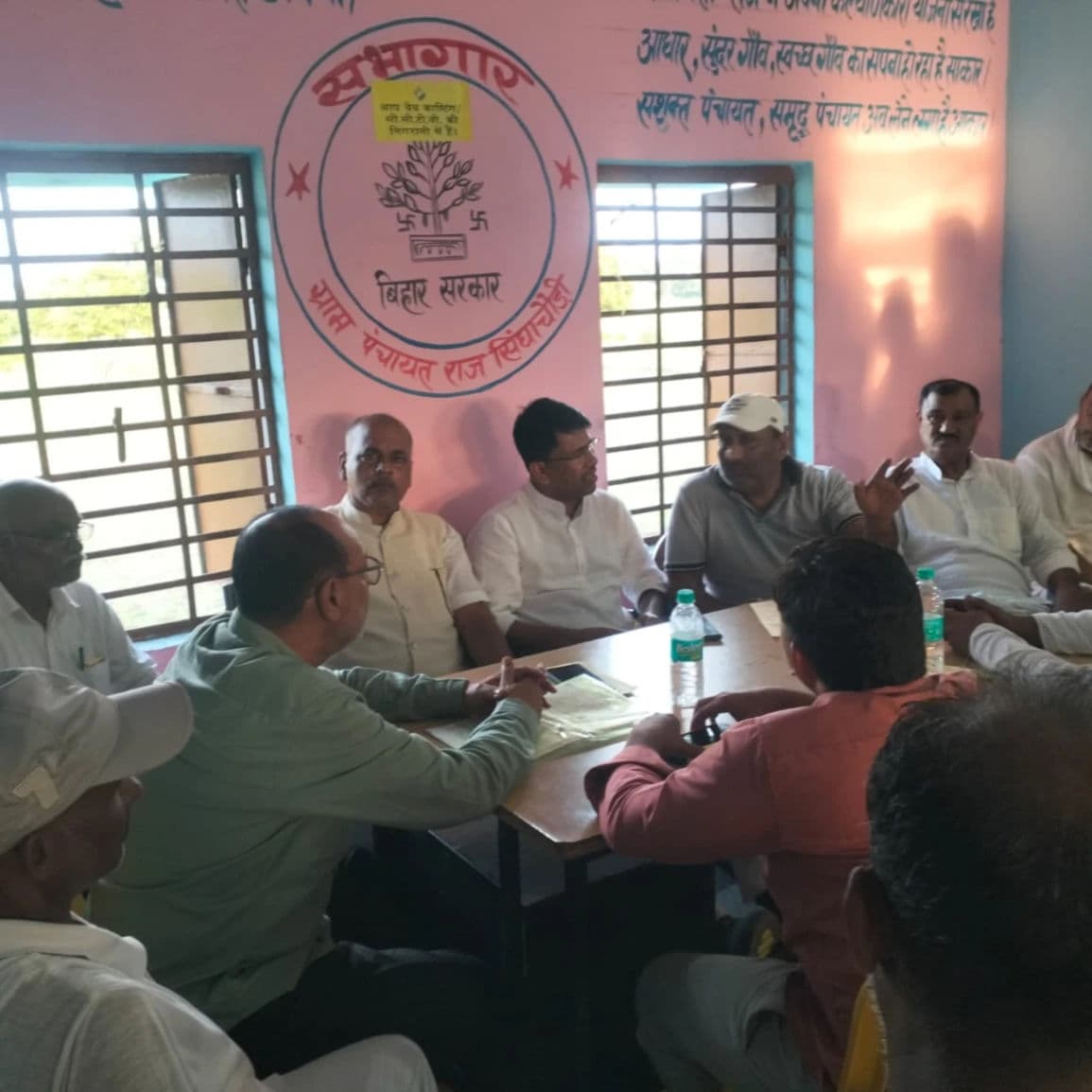 Singhachauri पंचायत भवन में मीटिंग करते हुए डॉ महेश कुमार राष्ट्रीय अध्यक्ष किसान पार्टी ऑफ इंडिया